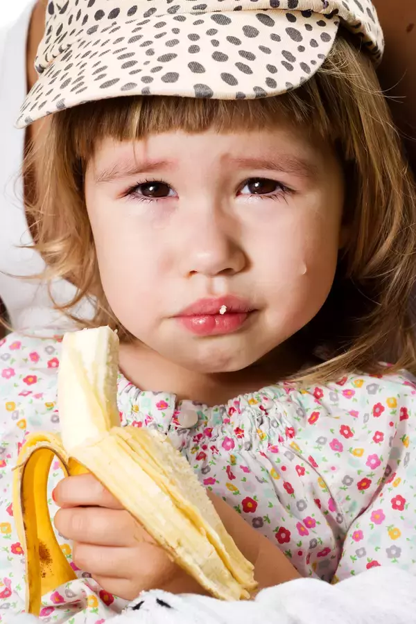 「バナナが折れた…！」で泣きわめく子、親が試したい4つの対処法