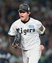 喜ぶ高橋 プロ野球