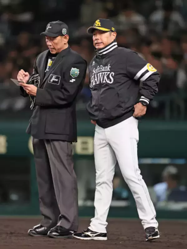 選手交代を告げる小久保監督 プロ野球
