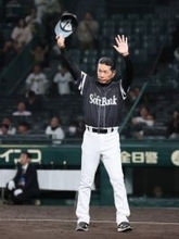 歓声に応える小久保監督 プロ野球