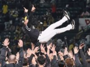 胴上げされる小久保監督 プロ野球