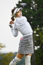 ルーキー荒木、都が首位 女子ゴルフ