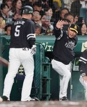 山川を迎える小久保監督 プロ野球