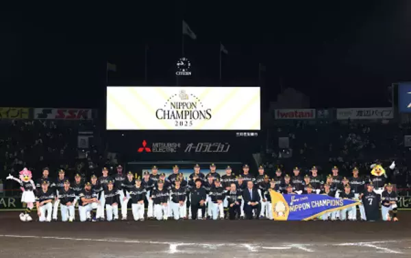 記念撮影するソフトバンクの選手たち