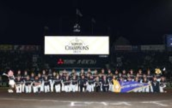 記念撮影するソフトバンクの選手たち