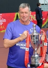 優勝カップを手にするスキッベ監督