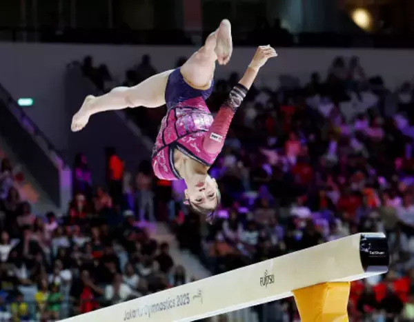 宙返りする杉原 世界体操