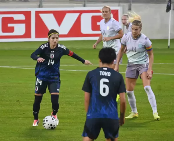 プレーする長谷川 サッカー