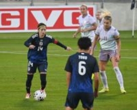 プレーする長谷川 サッカー