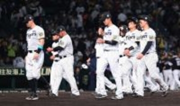 肩を落とす阪神の選手たち プロ野球