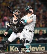 佐藤輝、気を吐く2安打=難敵モイネロから先制打―プロ野球日本シリーズ・阪神