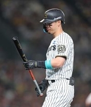 凡退の佐藤輝 プロ野球