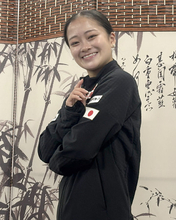 取材に応じる渡辺 フィギュア