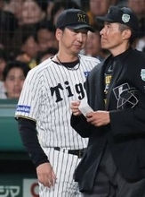 選手交代を告げる藤川監督 プロ野球