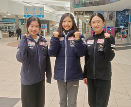 撮影に応じる中井ら フィギュア