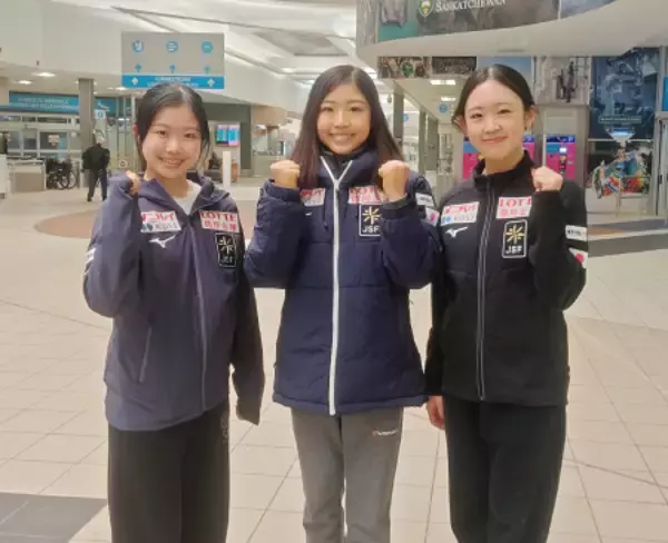 撮影に応じる中井ら フィギュア