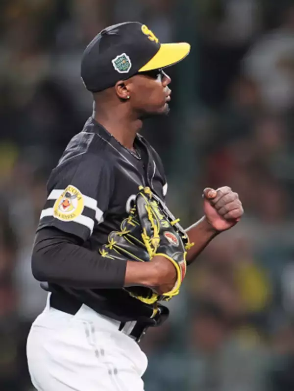 拳を握るモイネロ プロ野球