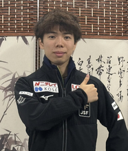 取材に応じる佐藤 フィギュア