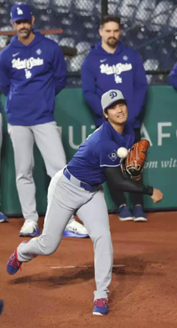 投球練習する大谷 大リーグ