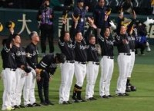 あいさつする小久保監督ら プロ野球