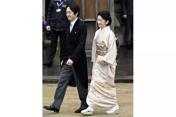 紀子さま 戴冠式は縁起の良い「七宝文様」の帯で…麗しい和装に「品の塊」「本当にお美しい」の声