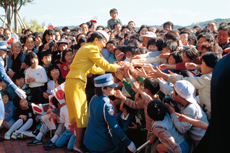 美智子さま　今も上皇陛下と腕を組まれて…ご家族や国民と「愛をつなぎ続けた88年」