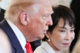 「はしゃぎっぷりに愕然」高市首相 肩を手を回され、飛び跳ね…トランプ大統領との“親密外交”が好評も一部では“対等に見えない”と疑問の声