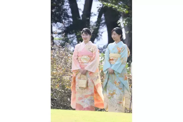 「まるで双子コーデ」愛子さま&佳子さま 秋の園遊会で披露された“赤のペアルック”にネット感激