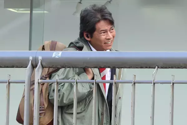 《スタッフも心配》織田裕二『踊る』新作撮影現場を目撃…新宿駆ける全力奔走も見せた“疲れた表情”