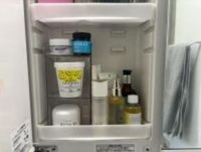 洗面台の“ごちゃつき収納”が一発でスッキリ! ダイソー“高さ調節3段トレー”でデッドスペースゼロへ