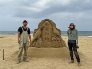 「台湾がんばれ」  日本の砂の彫刻家が制作  被災地の早期復興願う