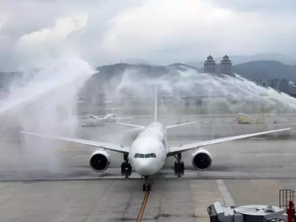 日航B777が松山空港に初着陸  放水アーチの歓迎受ける／台湾