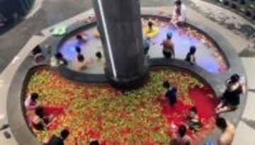 中国医学にヒントを得た、火鍋モチーフの真っ赤な唐辛子&ミルク風呂