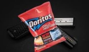 AIが誤認。お菓子の袋と銃を間違え無実の10代少年が警察に拘束される