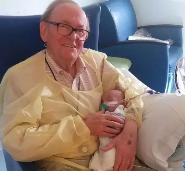 集中治療室の新生児を14年間抱っこして癒し続けたボランディア男性が86歳で逝去(アメリカ)