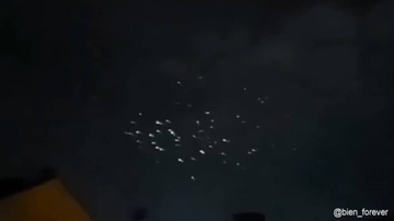 トルコで発生した地震の後、夜空に無数の白く輝く飛行物体が目撃される