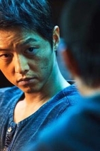 ソン・ジュンギ出演の映画「このろくでもない世界で」7月26日に日本で公開決定！超ワイルドな場面写真も解禁