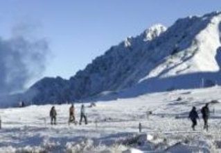 北アルプス立山で初冠雪 富山、過去4番目の遅さ