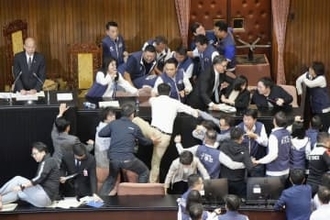 強行採決 台湾議会で6人搬送