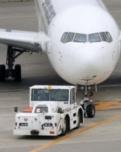 空港作業車、外国免許でも 人手不足解消へ特例措置