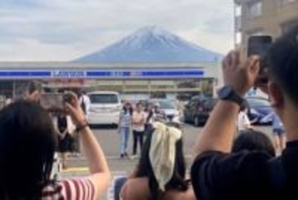 富士山撮影スポットに黒幕、山梨　訪日客マナー違反、町が設置へ