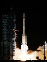 中国、有人宇宙船打ち上げ 「神舟21号」米対抗で開発加速