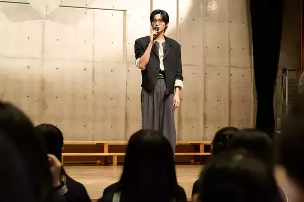 Snow Man目黒蓮、サプライズ来校 “国内初”学校でのサングラス着用自由化の瞬間立ち会う