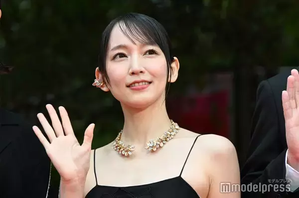 吉岡里帆、キャミドレス姿のレッドカーペットが圧巻の美しさ 台湾映画に出演【第38回東京国際映画祭】