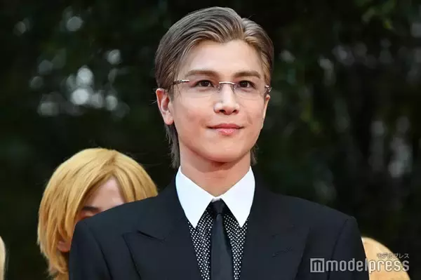 三代目JSB岩田剛典、リムレスメガネ×スーツでクールな色気放つ【第38回東京国際映画祭】