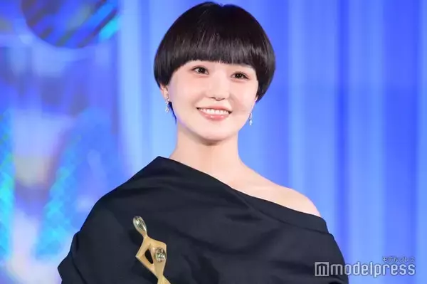 奈緒、アシンメトリードレスから美肩輝く「東京サラダボウル」で主演女優賞受賞【東京ドラマアウォード2025】