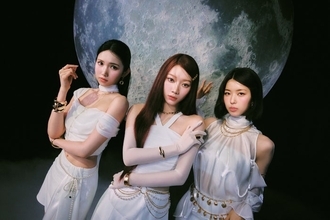 IS:SUE、最新ビジュアル公開 闇の中で光放つ存在表現【PHASE】