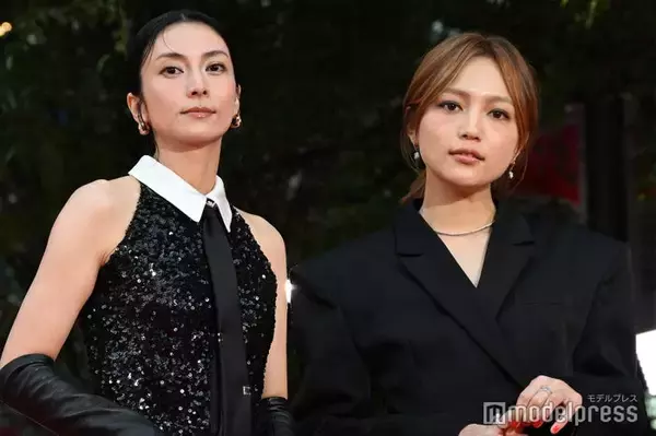 柴咲コウ&川口春奈、ドレスアップ姿で美の競演 レッドカーペット登場【第38回東京国際映画祭】