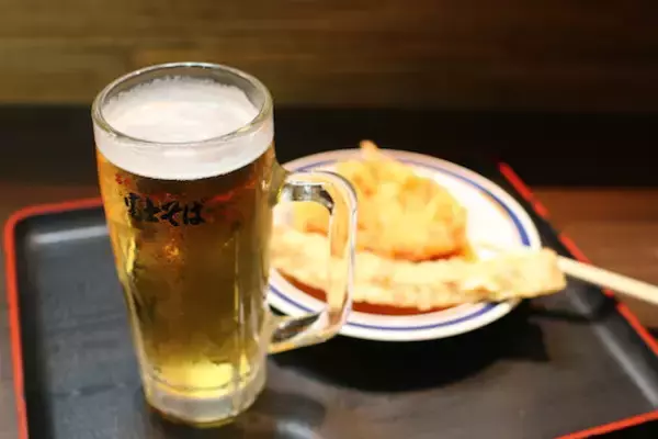 富士そばで酒飲む｢富士呑み｣がブレイクか 生ビールと天ぷらで350円の“大人呑み”