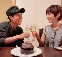53歳誕生日の渡辺満里奈、夫のネプチューン・名倉潤と見つめ合い“最高の笑顔”